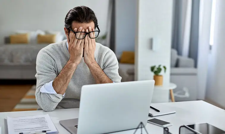 Antreprenor frustrat în fața laptopului